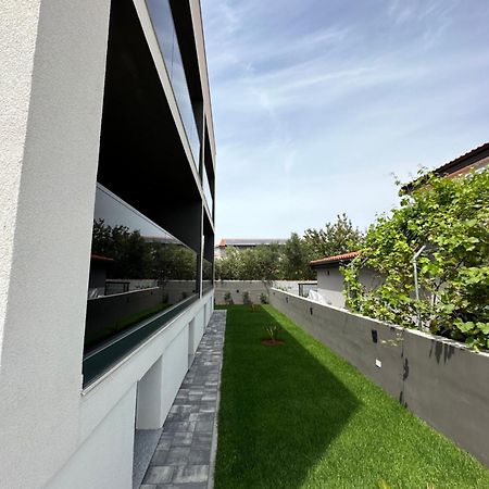 Monachus Apartments Vir Bagian luar foto